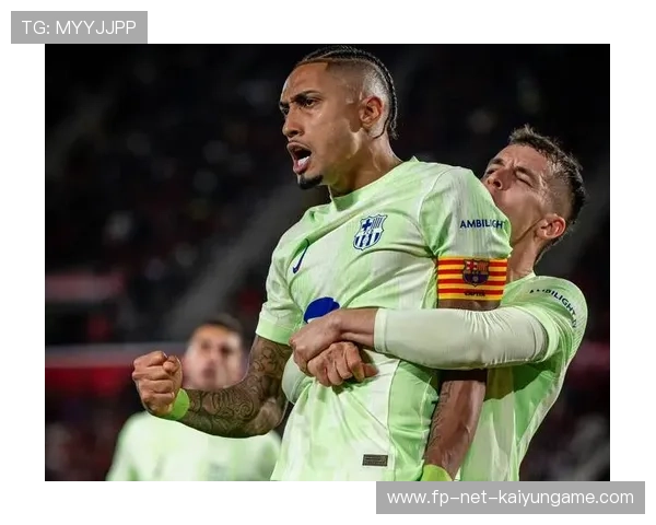 巴萨禁区左侧传中到位，拉菲尼亚横敲门前推进入网